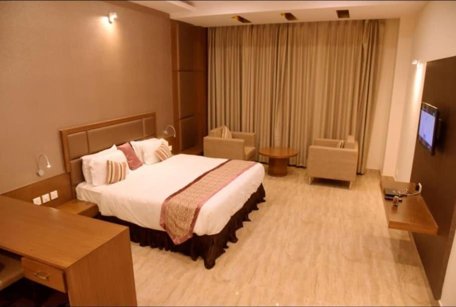 Hotel Krishna Palace Ayodhya Ngoại thất bức ảnh
