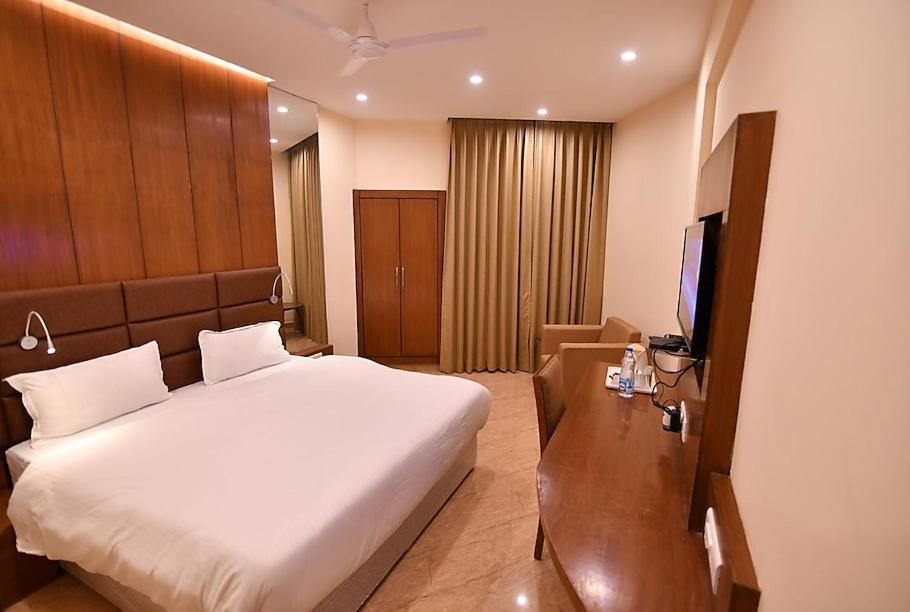 Hotel Krishna Palace Ayodhya Ngoại thất bức ảnh