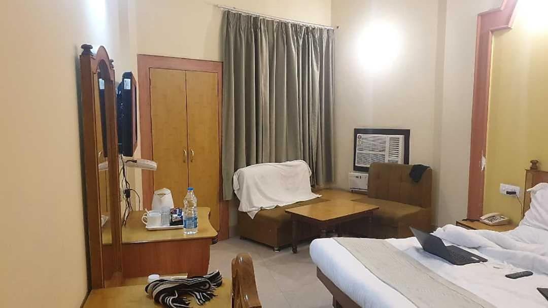 Hotel Krishna Palace Ayodhya Ngoại thất bức ảnh