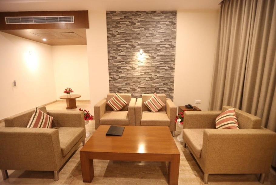 Hotel Krishna Palace Ayodhya Ngoại thất bức ảnh