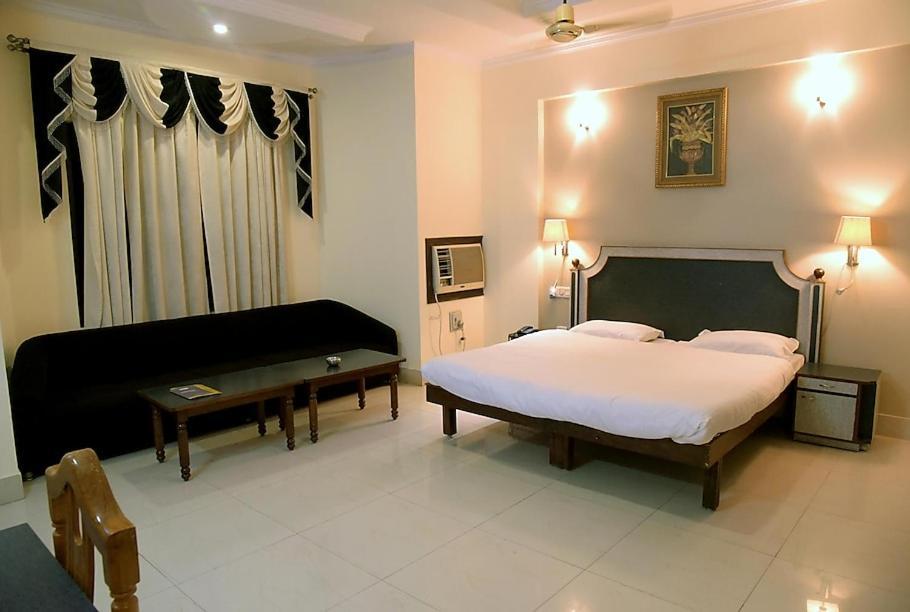 Hotel Krishna Palace Ayodhya Ngoại thất bức ảnh