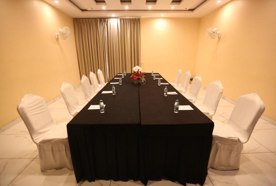 Hotel Krishna Palace Ayodhya Ngoại thất bức ảnh
