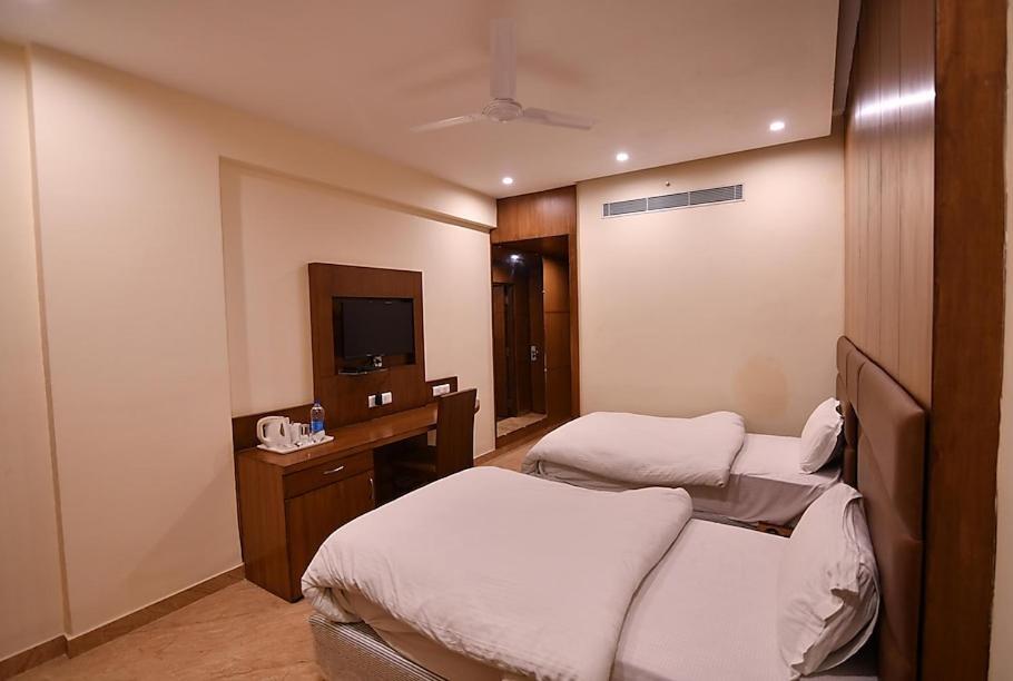 Hotel Krishna Palace Ayodhya Ngoại thất bức ảnh