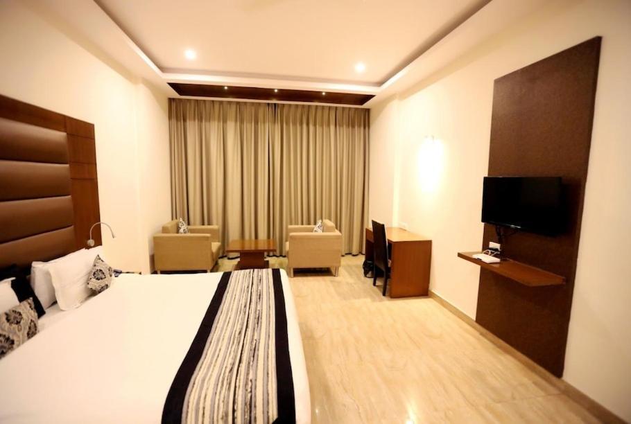 Hotel Krishna Palace Ayodhya Ngoại thất bức ảnh